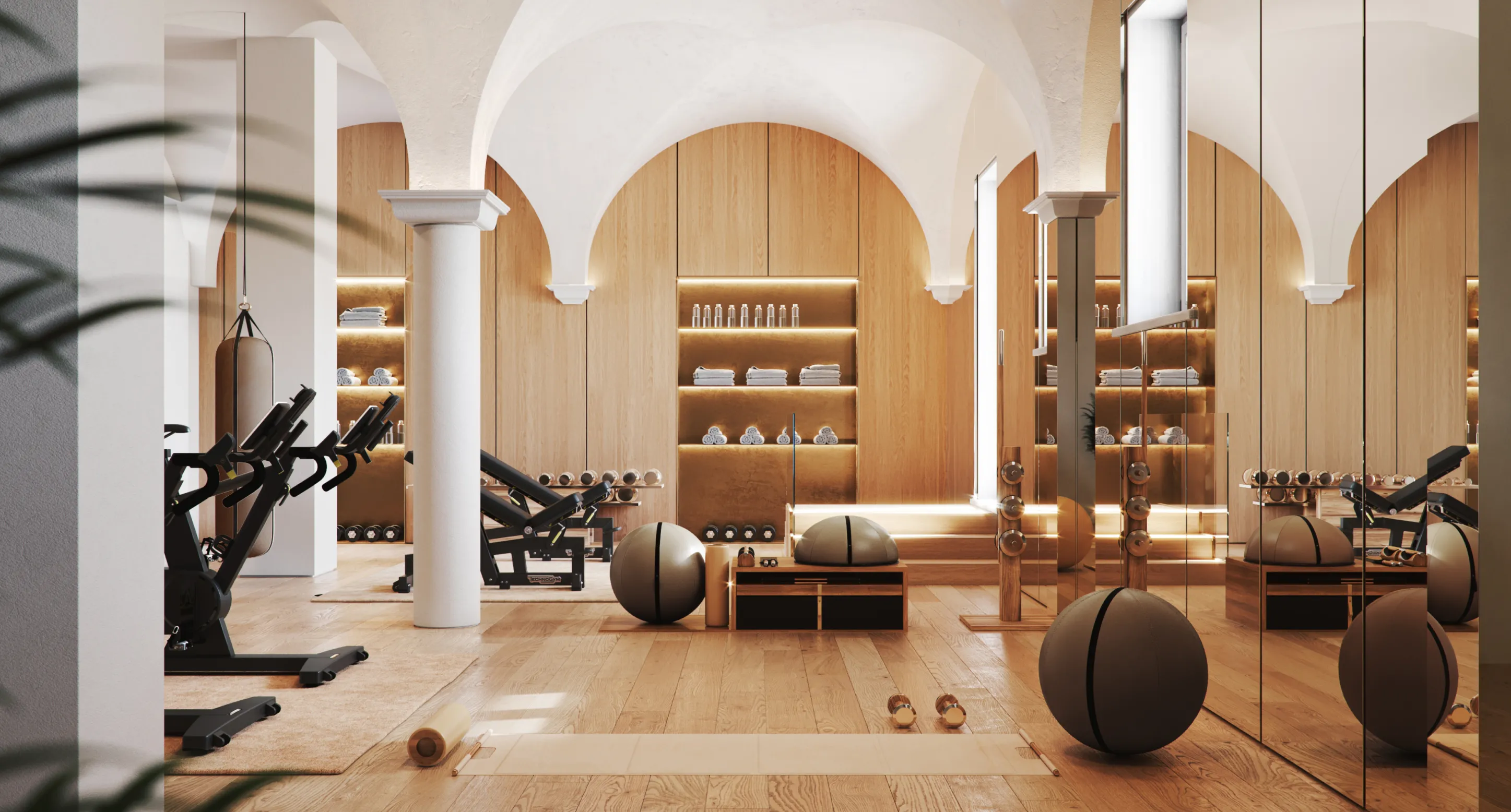 Palestra moderna con pavimento in legno, attrezzi da palestra, palle ginniche, manubri e pareti con archi bianchi e scaffali illuminati.